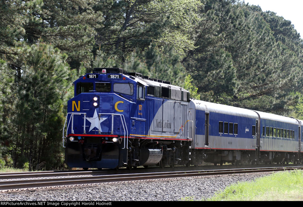RNCX 1871 leads train P075-11